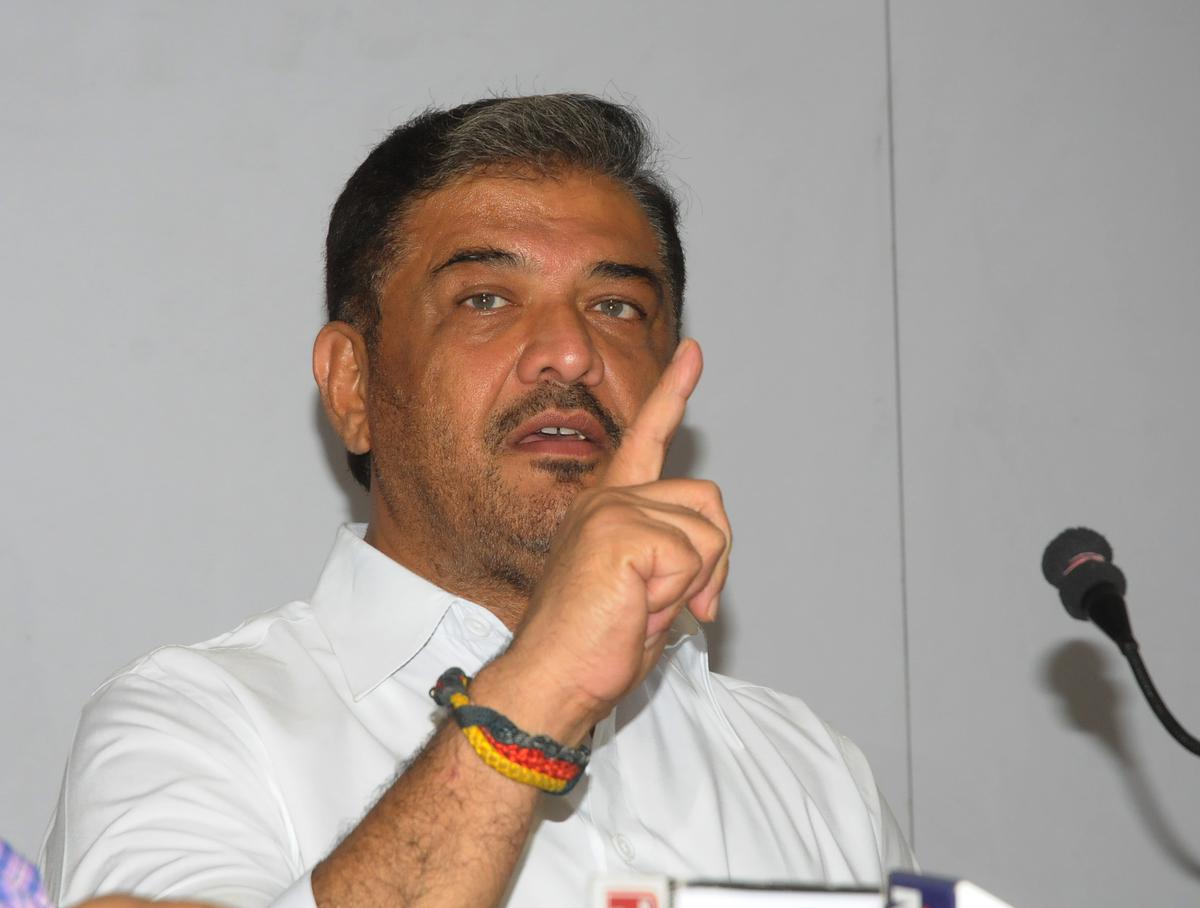 Noticed issued from HC regarding Sunil Kedar's bail request
								